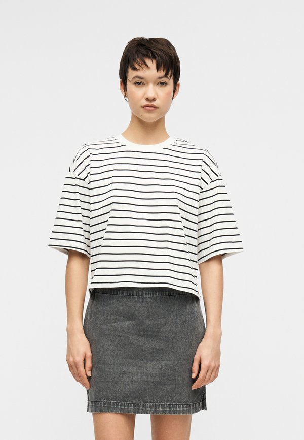 ONLY ONLBLOOM LOOSE SHORT  - Print T-shirt - cloud dancer/black