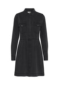 Schwarzes Denim-Kleid mit langen Ärmeln, Kragen und Knopfleiste. Verfügt über zwei Brusttaschen und eine taillierte Taille mit einem ausgestellten Rock.