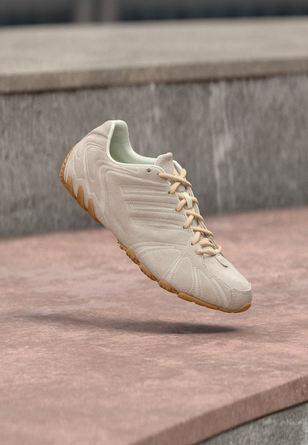 adidas Originals GHOST SPRINT - Trainers - off white/sand strata/gold-coloured metallic