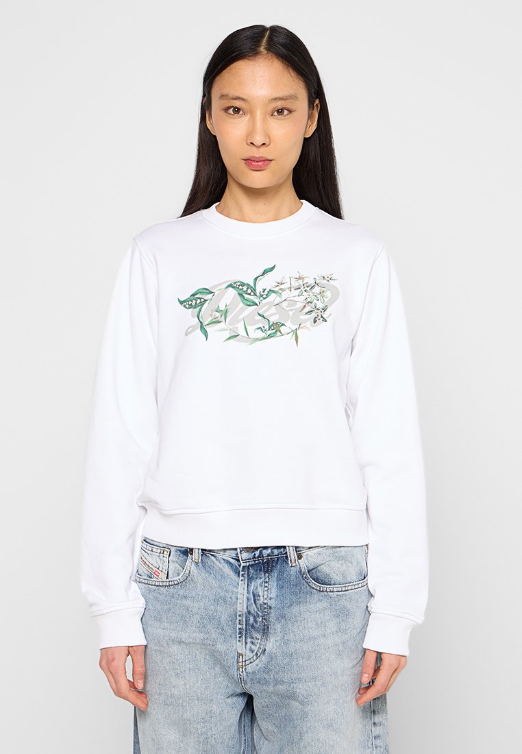Weißer Sweatshirt mit langen Ärmeln, vorne mit einem floralen Grafik in Grün und Grau versehen. Gerippter Saum und Bündchen. Jeans aus Denim sichtbar.