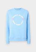 Hellblaues Sweatshirt mit rundem Ausschnitt, gerippten Bündchen und Saum, mit weißem und pinkfarbenem, kreisförmig bedrucktem Text: "TOMMY JEANS NEW YORK CITY."