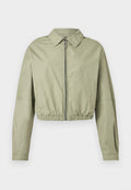 Hellgrüne, kurze Jacke mit langen Ärmeln, spitzem Kragen, Frontreißverschluss, seitlichen Taschen und elastischem, gerafftem Taillenbund vor weißem Hintergrund.