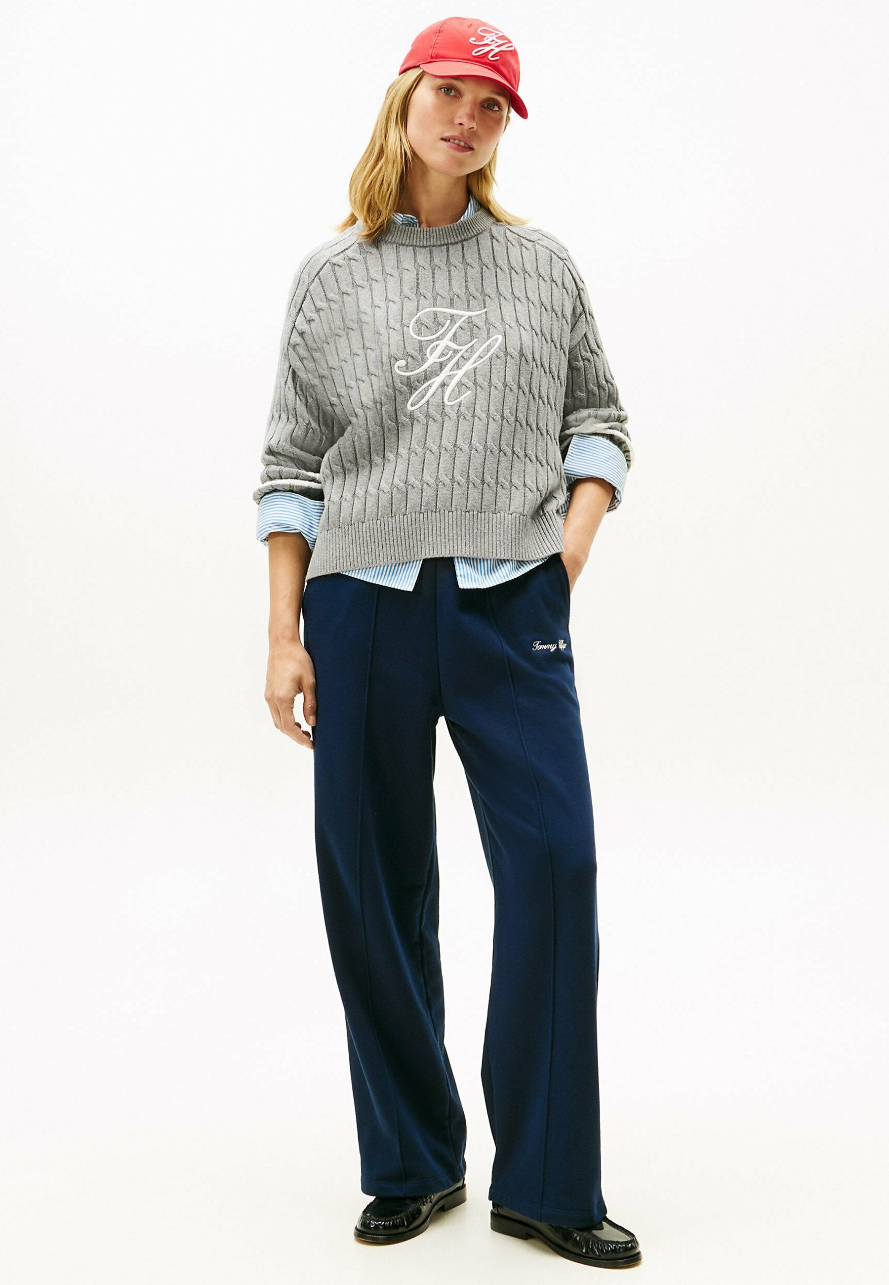 LOGO EMBROIDERY RELAXED CABLE KNIT JUMPER Media 2