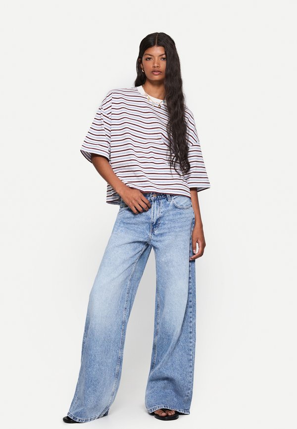 Bershka WIDE-LEG - Wide Leg - light-blue denim