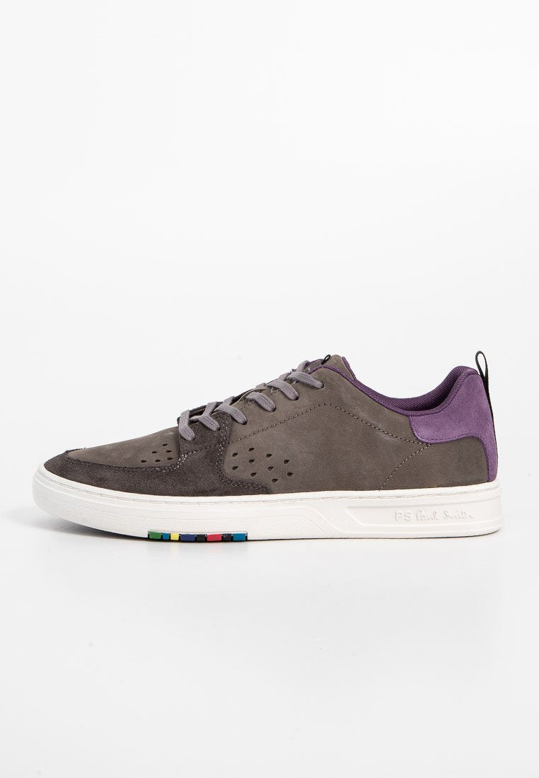 Graue Wildleder-Sneaker mit lila Akzenten, durchlöcherten Seiten, grauen Schnürsenkeln und einer weißen Gummisohle mit einem mehrfarbigen Streifenmuster.