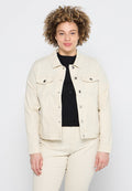 Beige Jeansjacke mit langen Ärmeln, Knopfverschluss und zwei Brusttaschen. Glatte Textur, klassischer Kragen und silberne Knopf-Details.