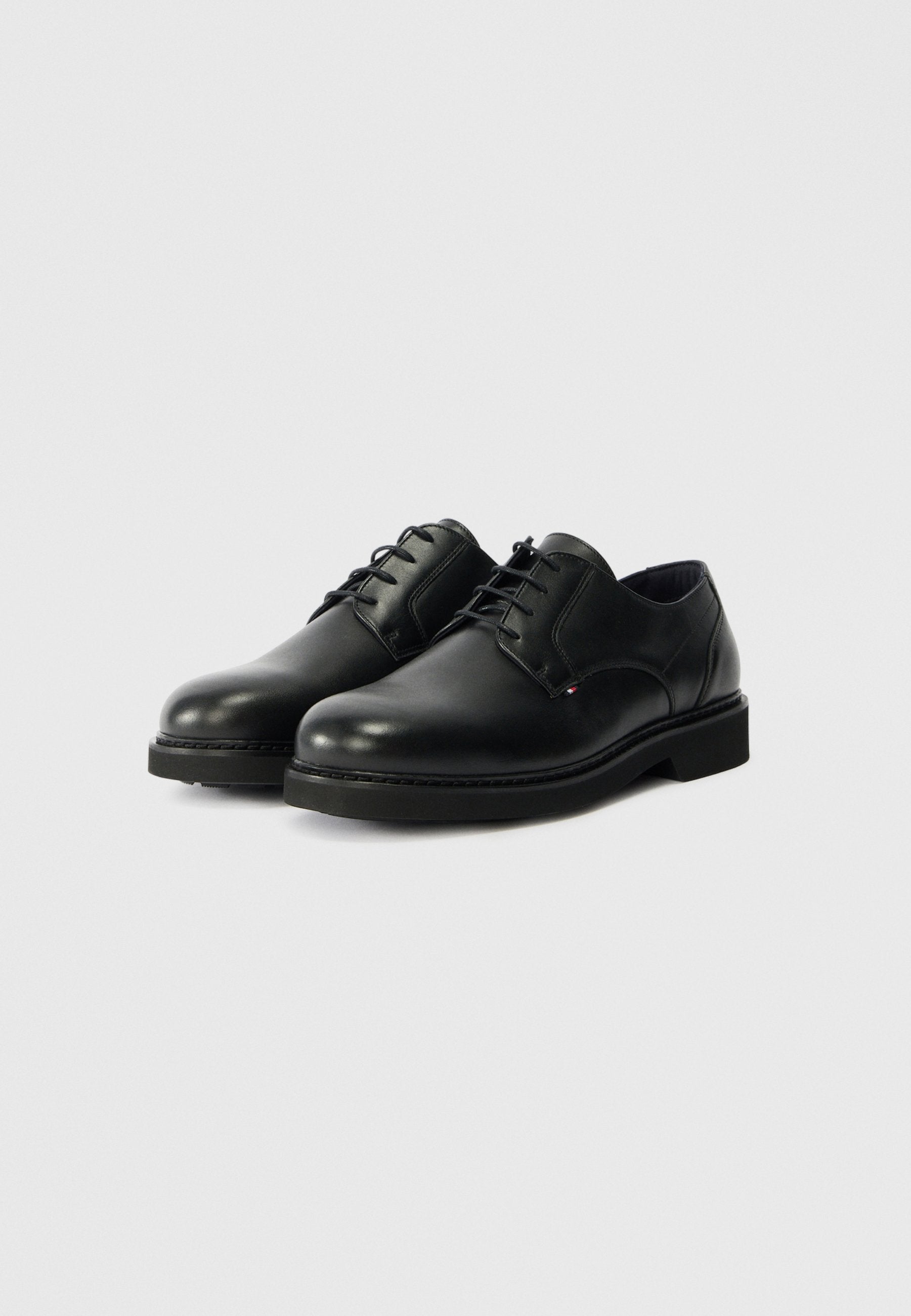 ULTRA LIGHTWEIGHT LEATHER DERBY SHOES Media 2