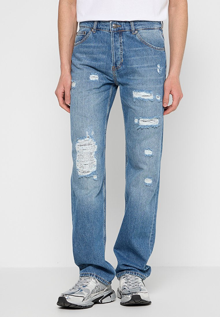 Hellblaue Jeans aus Denim mit distressed Details, darunter Risse und Patches, im geraden Schnitt und mit klassischem fünf Taschen-Design.