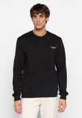 Schwarzer Hoodie mit geripptem Kragen, Bündchen und Saum. Besitzt ein kleines weißes Logo auf der Brust und einen strukturierten, gemusterten Stoff.