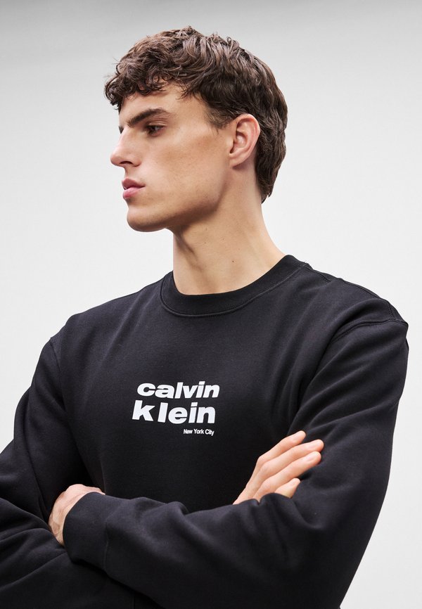 Calvin Klein RETRO GRAPHIC CREW