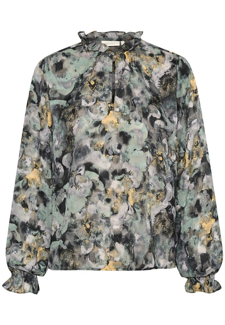Langärmlige Bluse mit einem Blumenmuster in Grüntönen, Schwarz und Gold, mit einem gerüschten Ausschnitt und gerafften Manschetten.