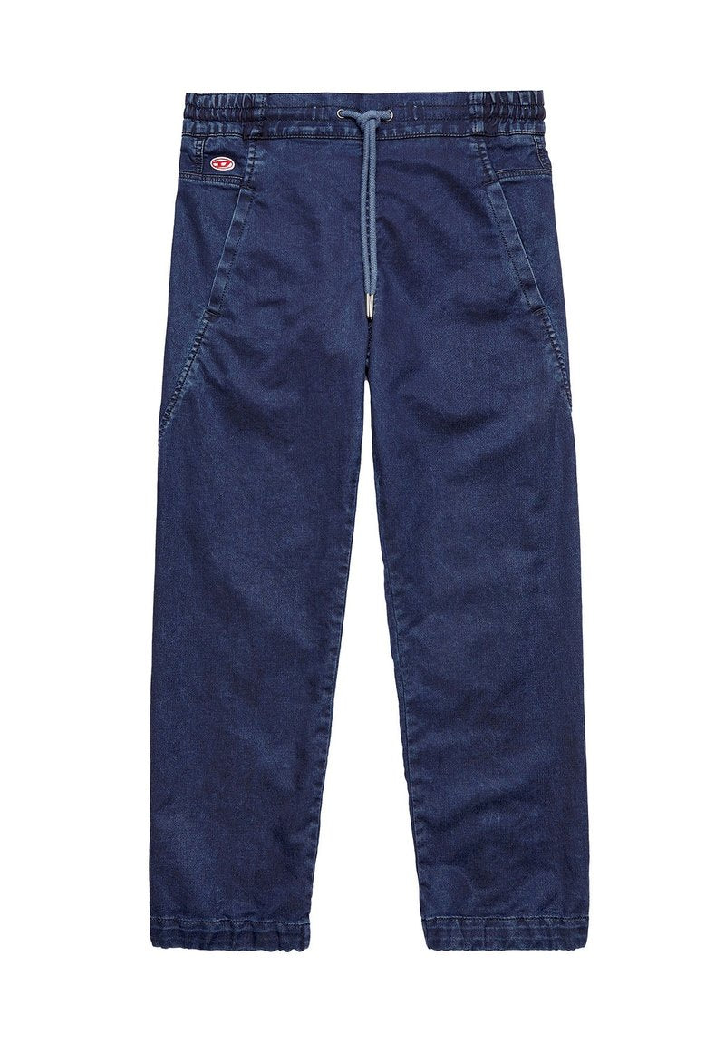 Dunkelblaue Jeans mit elastischem Taillenbund und Kordelzug. Mit zwei schrägen Fronttaschen und einer lockeren Passform.