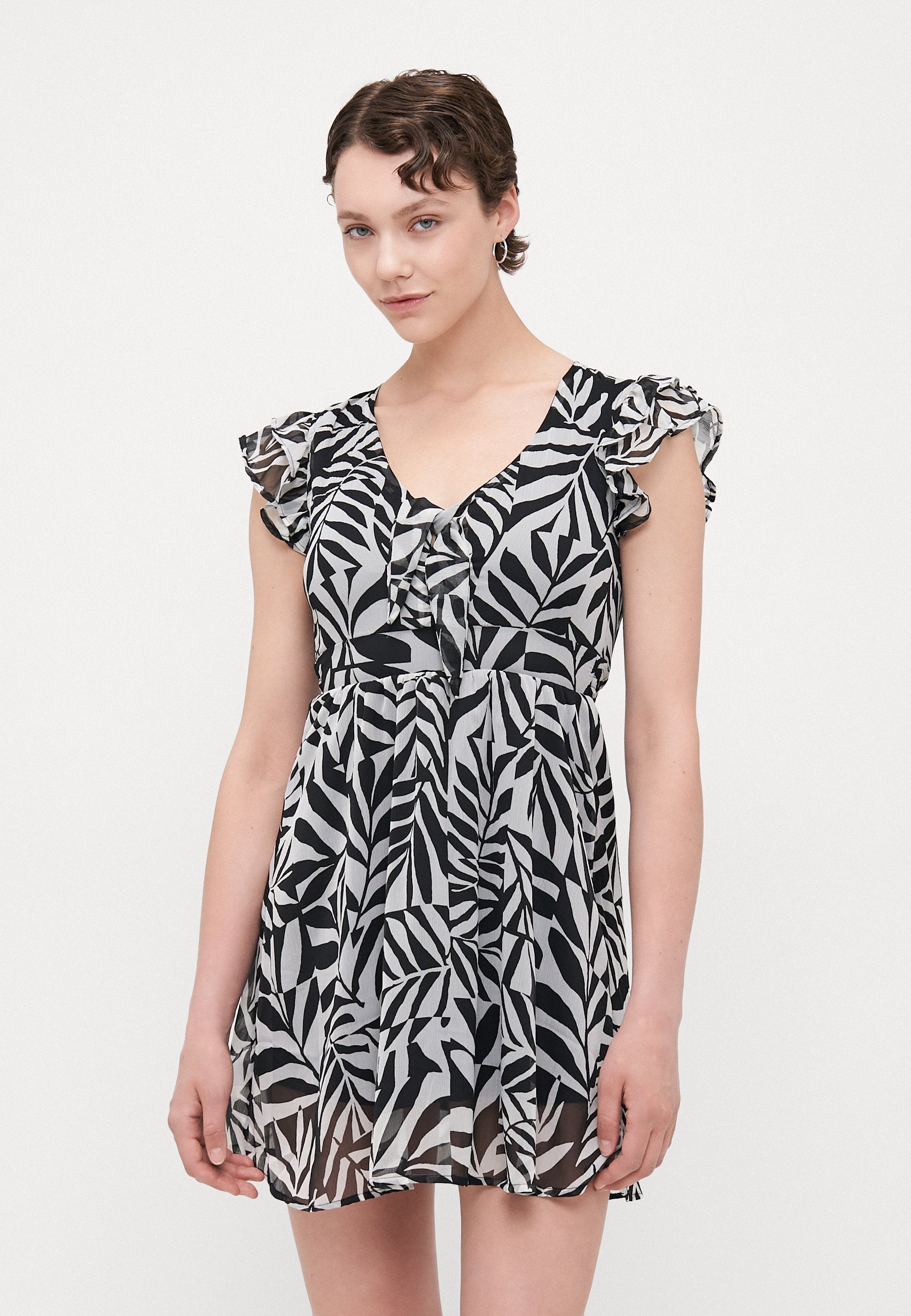 ONLASTA LIFE PEEKABOO DRESS  Media 3