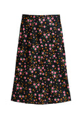 Schwarzer Blumenrock mit glatter Textur, der mit kleinen rosa und orangen Blumen durch das Gewebe verziert ist. Knie-langer Schnitt.