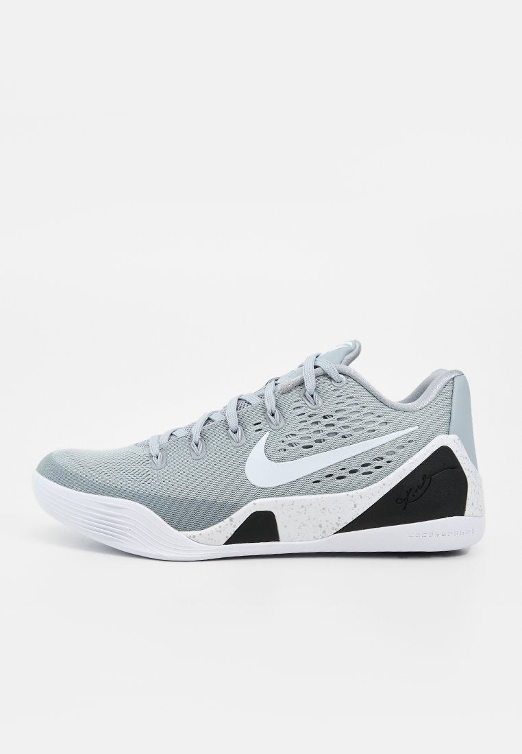 Hellgrauer niedriger Nike-Sneaker mit weißem Swoosh, weißer und schwarzer gesprenkelter Sohle und Mesh-Obermaterial mit Schnürverschluss.