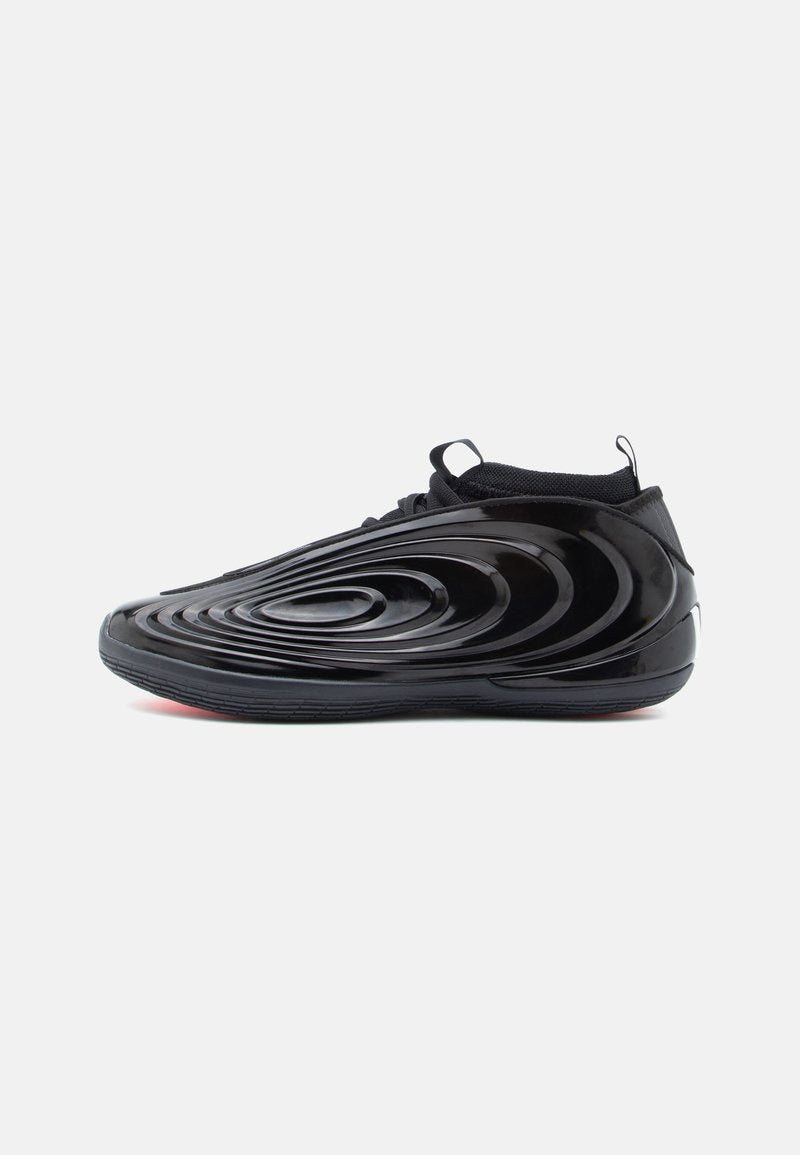 Schwarzer Sportschuh mit glatter, glänzender Oberfläche, welligem Muster und strukturiertem Stoff am Kragen. Verfügt über eine flexible Gummisohle.