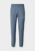Blaue, eng zulaufende Fleecehose mit elastischem Bund und Bündchen, mit einem kleinen weißen The North Face-Logo am rechten Oberschenkel.