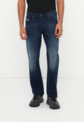 Dunkelblaue Jeans mit geradem Bein, dezentem Ausbleichen und einem Design mit fünf Taschen. Kombiniert mit schwarzen Sportschuhen.