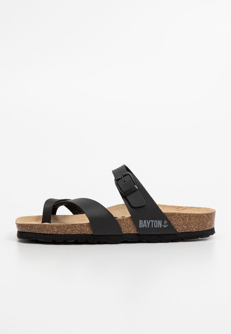 Schwarze Korksandalen mit zwei synthetischen Riemen, verstellbarem Schnallenverschluss, strukturiertem Fußbett und Gummisohle. "BAYTON"-Logo auf der Seite gedruckt.