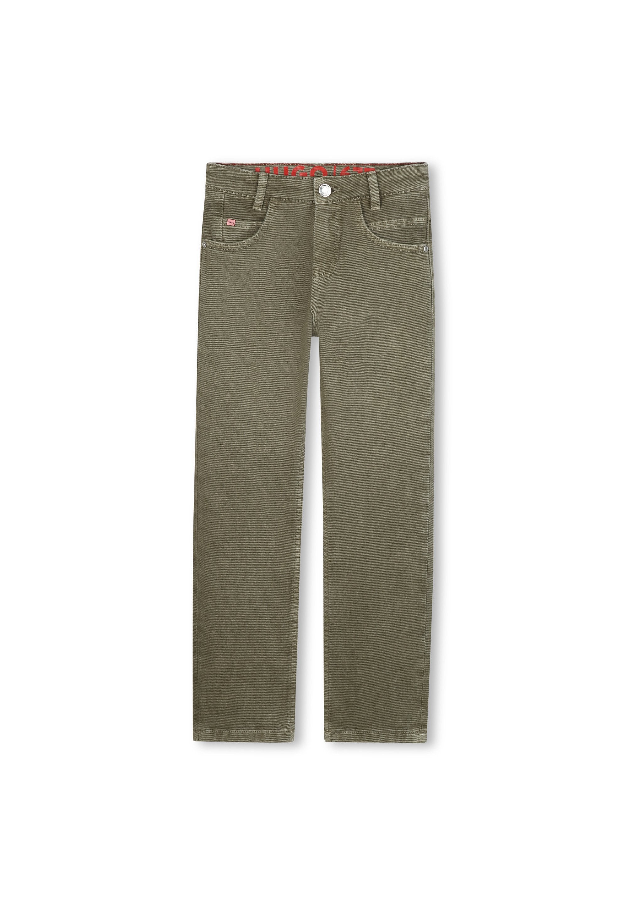 Khakifarbene Jeans mit glatter Oberfläche, fünf Taschen, Knopfverschluss und einem rot gemusterten Bund. Gerade geschnitten.