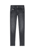 Dunkelgraue Jeans aus Denim im Slim-Fit-Stil, mit Vorderaschen, einer kleinen Gesäßtasche und einem Reißverschluss. Der Stoff hat eine glatte Textur mit leichter Ausbleichung.