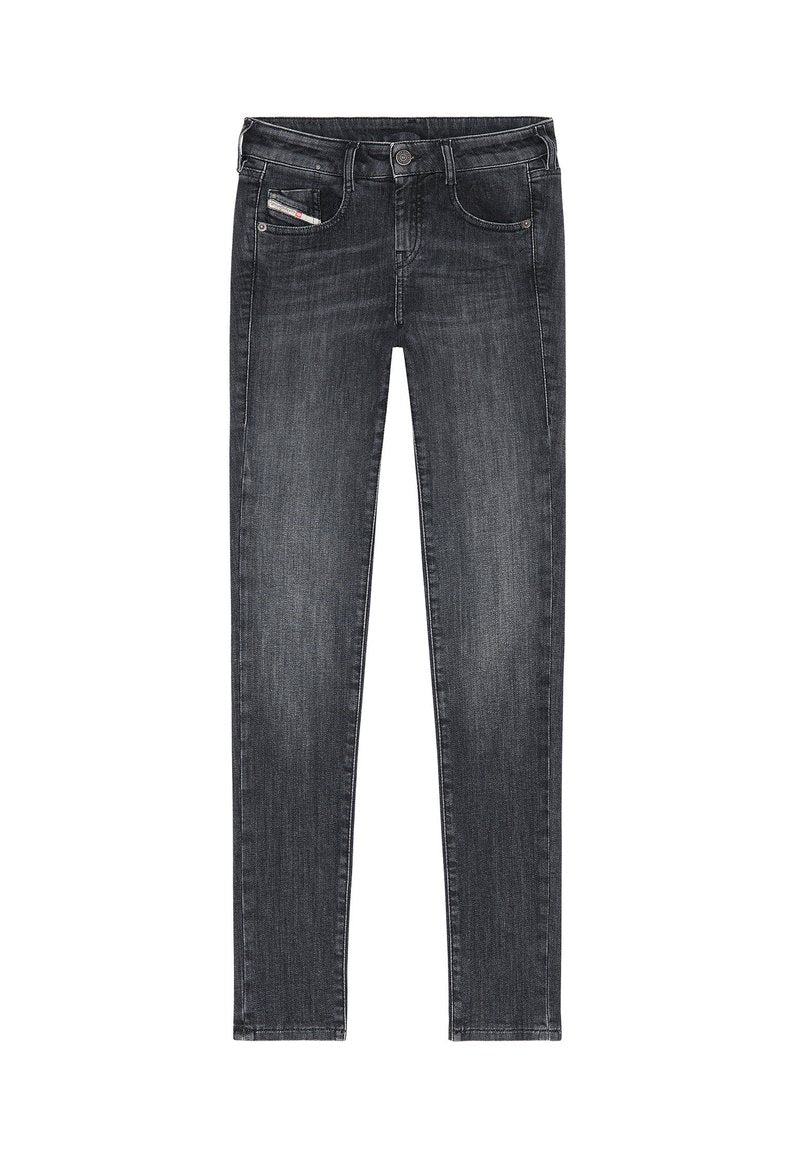 Dunkelgraue Jeans aus Denim im Slim-Fit-Stil, mit Vorderaschen, einer kleinen Gesäßtasche und einem Reißverschluss. Der Stoff hat eine glatte Textur mit leichter Ausbleichung.