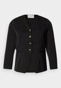 Schwarzer Blazer mit V-Ausschnitt, einreihigem Design, fünf goldenen Knöpfen und Seitentaschen. Hergestellt aus glattem Stoff mit leichter Textur.