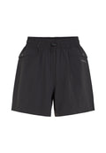 Schwarze Cargo-Shorts aus leichtem Material verfügen über einen elastischen Bund mit Kordelzug, zwei Vordertaschen und dezentes Branding.