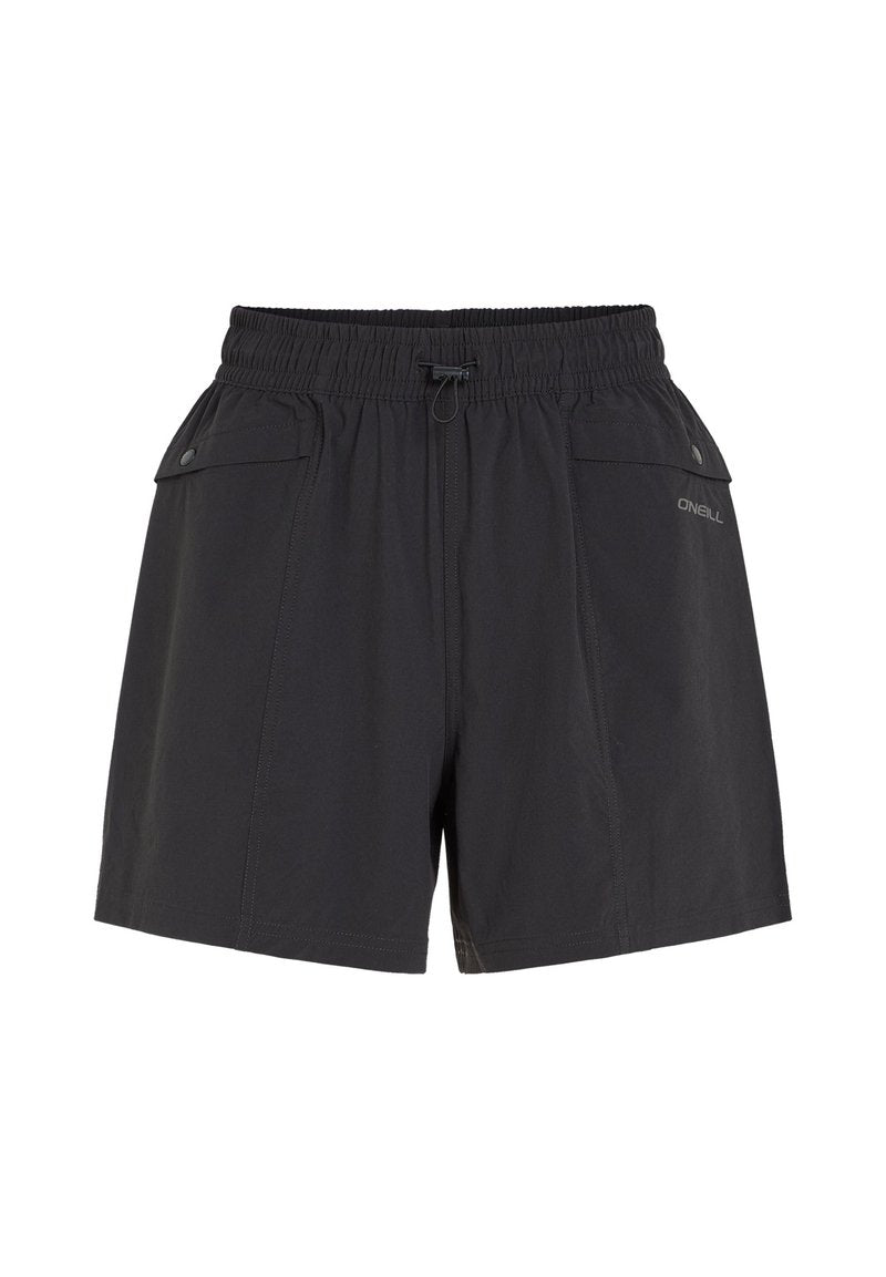 Schwarze Cargo-Shorts aus leichtem Material verfügen über einen elastischen Bund mit Kordelzug, zwei Vordertaschen und dezentes Branding.