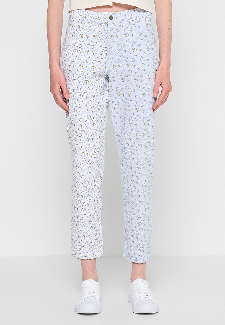 Hellblaue Blumenhose mit schlankem Schnitt, ganzflächigem, kleinem Blumenmuster in Weiß und Gelb, mit Knopfverschluss und Seitentaschen.