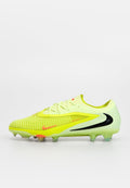 Leuchtend gelber Fußballschuh mit strukturiertem Obermaterial, schwarzen Akzenten und einer grünlich getönten Sohle. Mit Nike-Logo und herkömmlicher Schnürung.