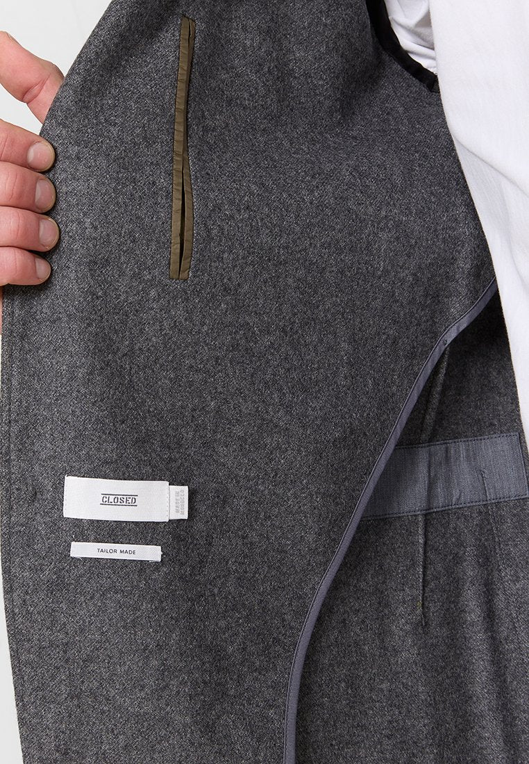CLOSED RELAXED FIT