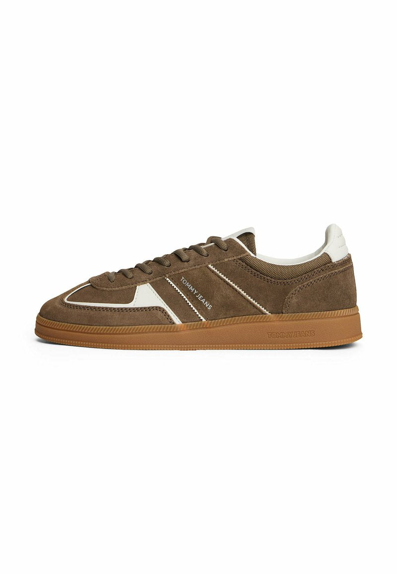 Braune Wildleder-Sneaker mit weißen Akzenten, ausgestattet mit einem Obermaterial aus strukturiertem Stoff, Schnürverschluss und einer Gummisohle. Logo an der Seite.