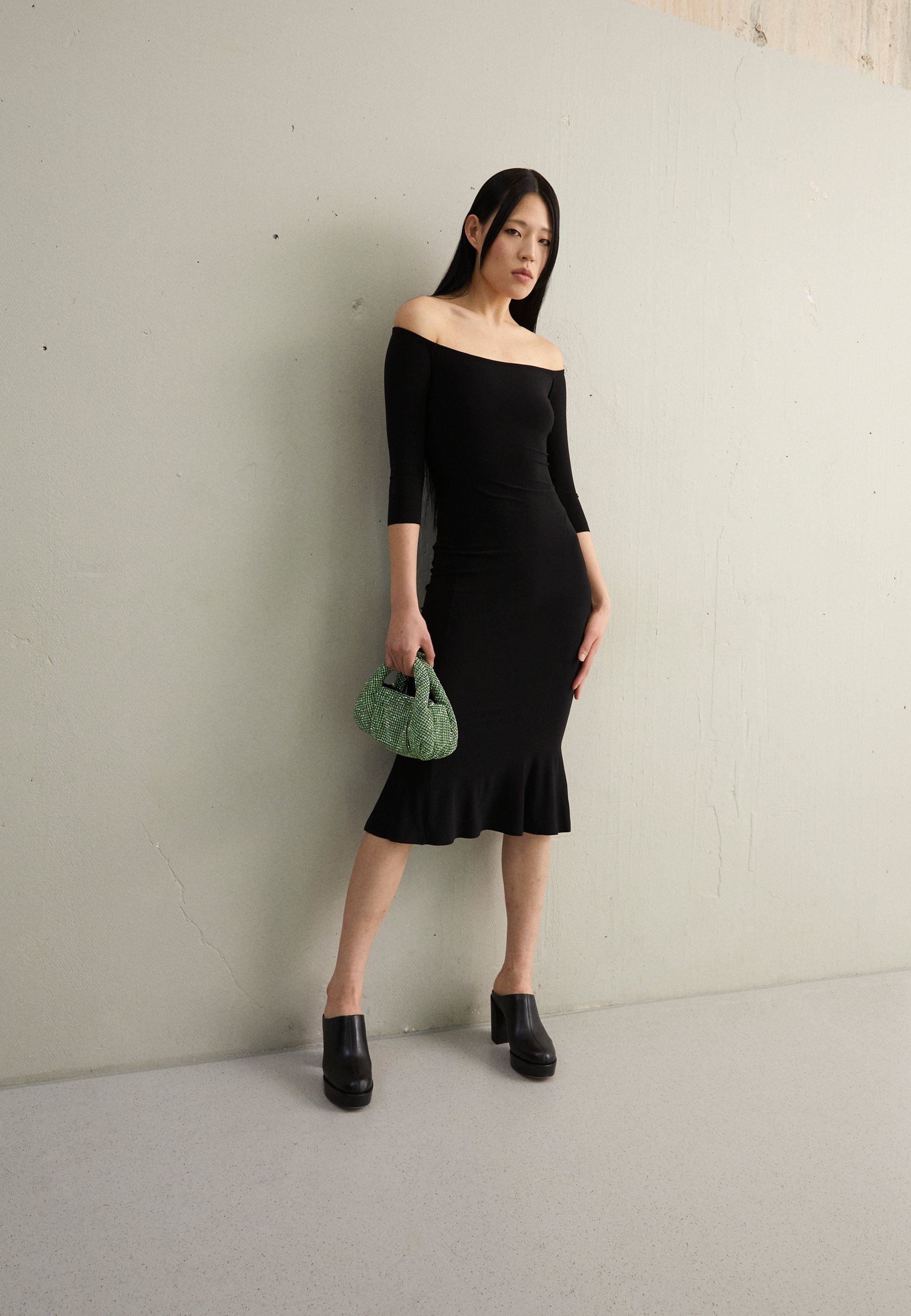 Norma Kamali OFF SHOULDER FISHTAIL DRESS TO MIDCALF