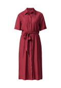 Bordeauxfarbenes Hemdkleid aus glattem Stoff, mit Kragen, kurzen Ärmeln, einer Knopfleiste vorne und einem gebundenen Taillengürtel.