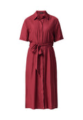 Bordeauxfarbenes Hemdkleid aus glattem Stoff, mit Kragen, kurzen Ärmeln, einer Knopfleiste vorne und einem gebundenen Taillengürtel.
