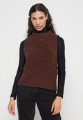 Brauner, kürzer geschnittener, flauschiger Strickpullover mit hohem Kragen, getragen über einem schwarzen Langarmoberteil; hat ein einfaches, strukturiertes Design.