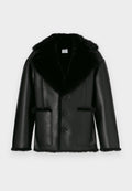 Schwarze Lederjacke mit Kunstpelzkragen, ausgestattet mit einer Knopfleiste vorne, zwei Vordertaschen und durchgehend glatter Textur.