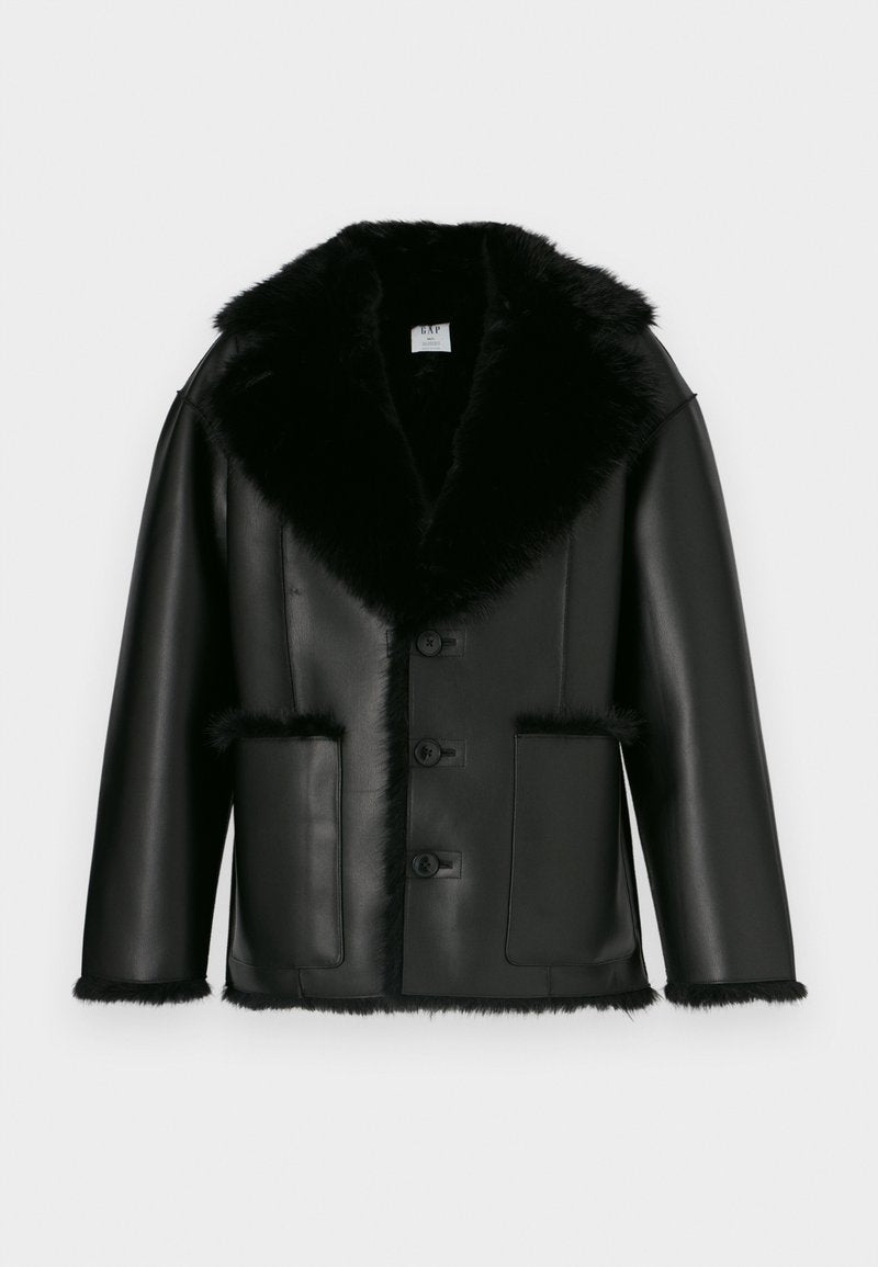 Schwarze Lederjacke mit Kunstpelzkragen, ausgestattet mit einer Knopfleiste vorne, zwei Vordertaschen und durchgehend glatter Textur.