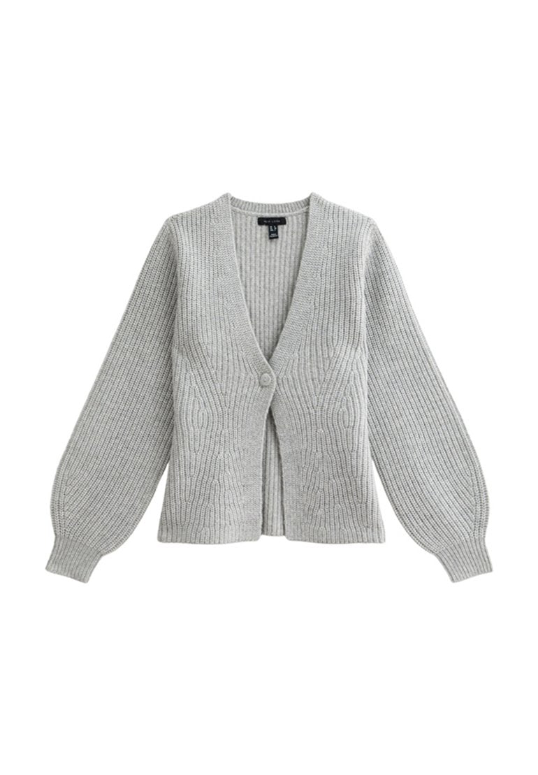 Grauer gerippter Cardigan mit langen Ballonärmeln, einem tiefen V-Ausschnitt und einem einzelnen Knopfverschluss, der strukturierte Strickdetails aufweist.
