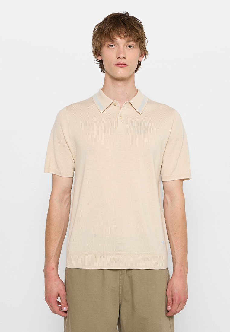 Beige gestricktes Polohemd aus strukturiertem Stoff, mit kurzen Ärmeln und kontrastierenden hellblauen Kragenakzenten. Verfügt über zwei Knöpfe am Ausschnitt.