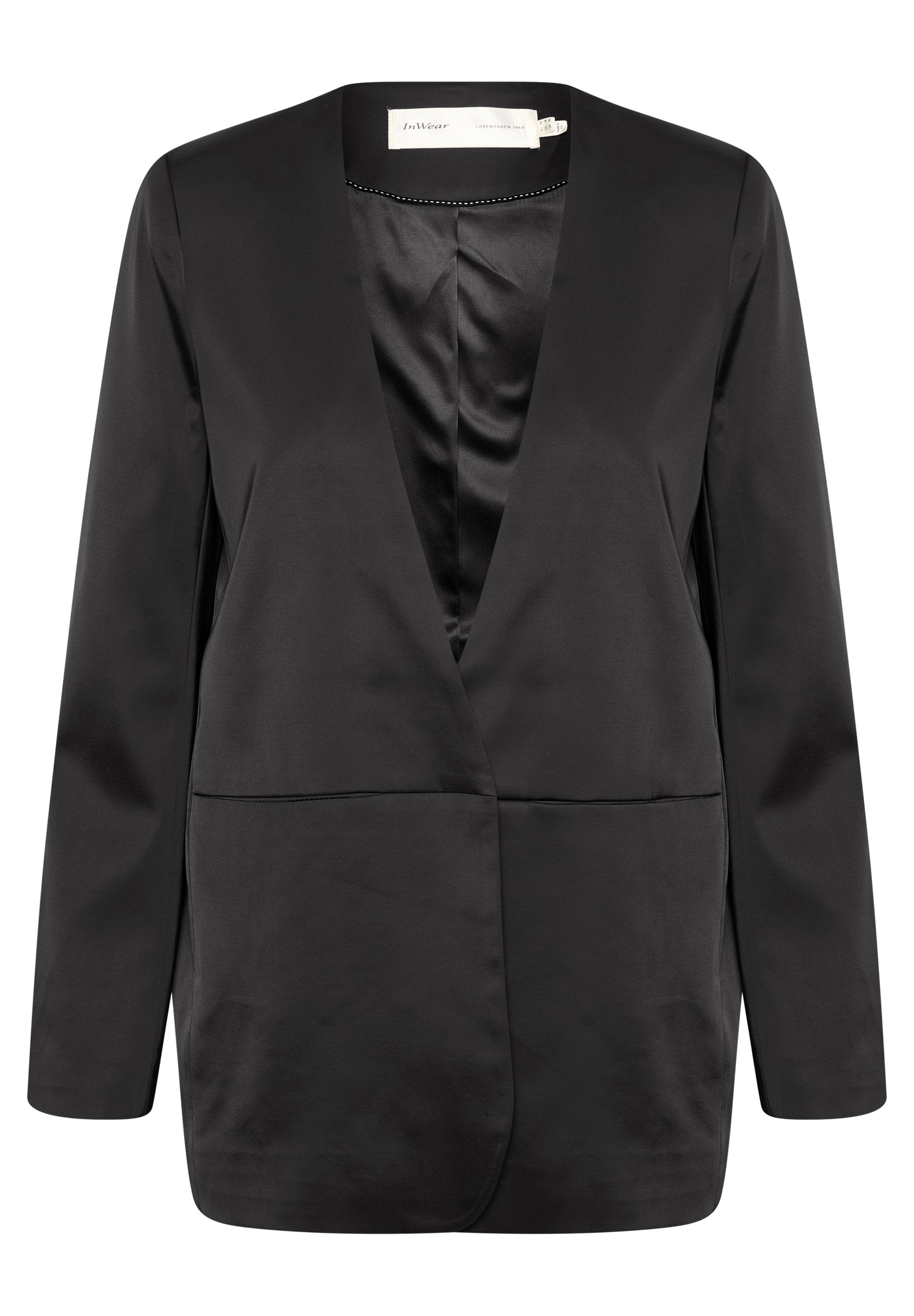 Schwarzer Satin-Blazer mit schmaler Passform, V-Ausschnitt und langen Ärmeln. Besitzt eine glatte Textur und zwei vordere Taschen. Schlichtes Design.
