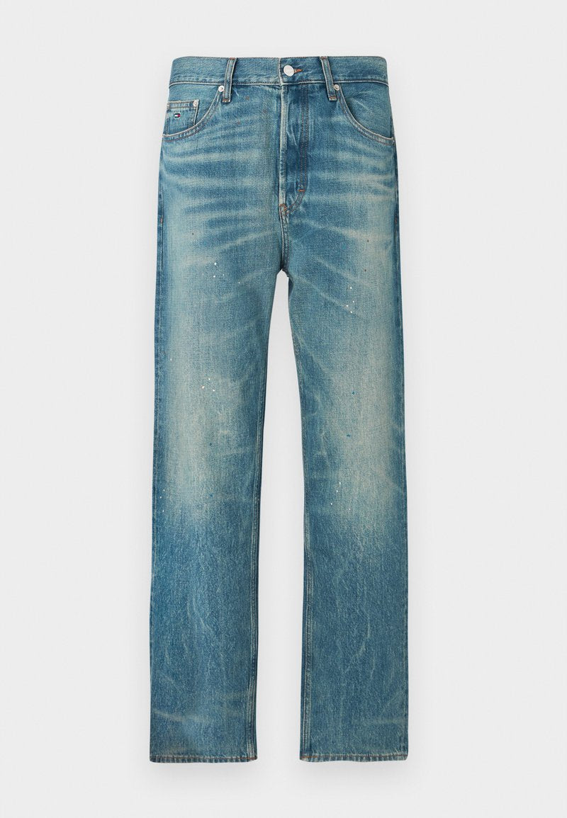 Hellblaues Denim-Jeans mit geradem Schnitt, ausgestattet mit einem ausgewaschenen Finish und subtilen Farbspritzern. Klassisches Fünf-Taschen-Design mit Metallknopf.