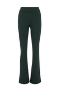 Hüftbetonte Leggings in Dunkelgrün aus elastischem Stoff. Hoher Bund, glatte Textur, schmaler Schnitt, der an den Knöcheln weit ausläuft.