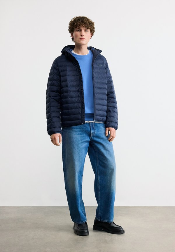 Calvin Klein HOODED CHANNELED PUFFER
