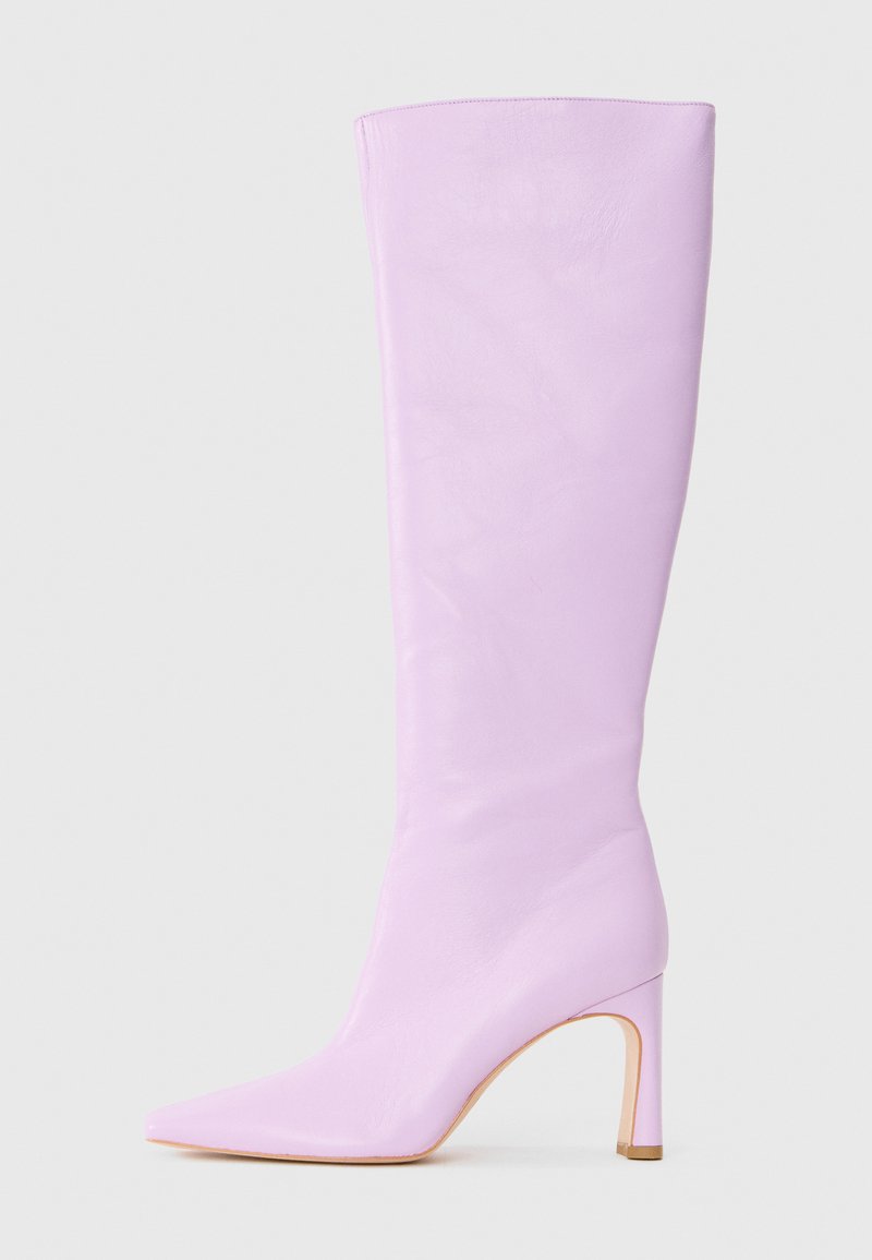 Knielange violette Lederstiefel mit spitz zulaufender Zehenpartie und dünnem, hohem Absatz. Glatte Textur mit minimalistischem Design und ohne sichtbare Beschläge.