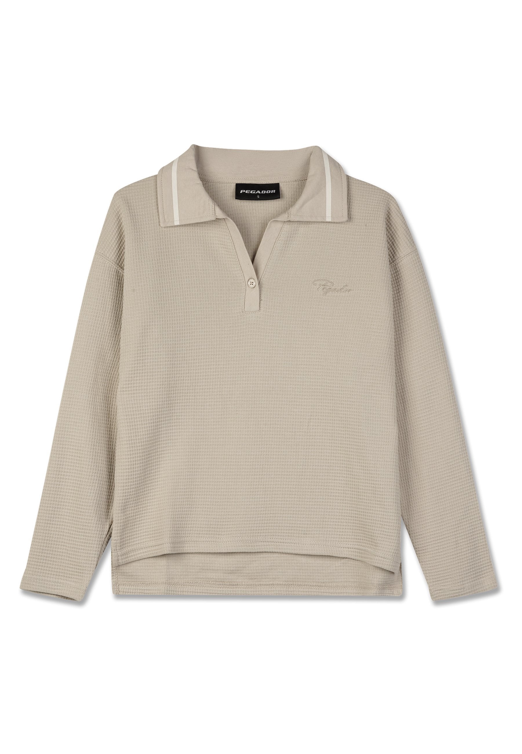 Langarm-Polo in hellbeige, Waffelstruktur, mit einer Zweiknopf-Leiste, kontrastierendem gestreiftem Kragen und gesticktem Logo auf der Brust.