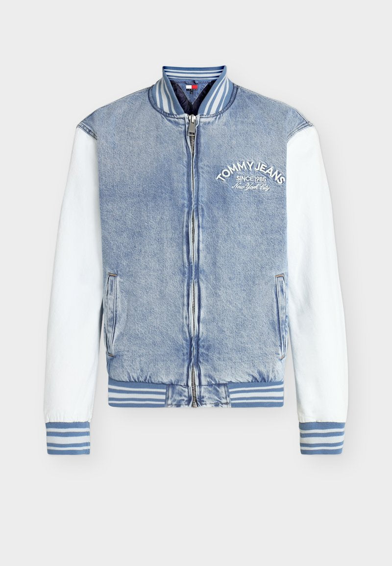 Hellblaue Denim-Bomberjacke mit weißen Ärmeln, blau-weiß gestreiften Bündchen, Kragen und Saum, Reißverschluss vorne und „Tommy Jeans Since 1985“-Logo auf der Brust.