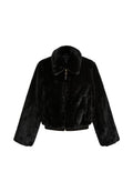 Schwarze Jacke aus Kunstpelz mit hohem Kragen, Reißverschluss und elastischem Saum. Lange Ärmel und weiche, plüschige Textur sind bemerkenswerte Merkmale.