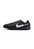 Schwarze Sportschuhe mit strukturiertem Synthetik-Obermaterial, blauer Nike-Swoosh und Gummiaußensohle, die für Traktion sorgt. Verfügt über sechs Ösen zum Schnüren.